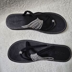 PLAKA Black and White Hand-Woven Thong Sandals Size 9